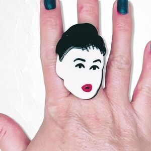 6117gc. Acrylic Audrey Hepburn Flex Ring